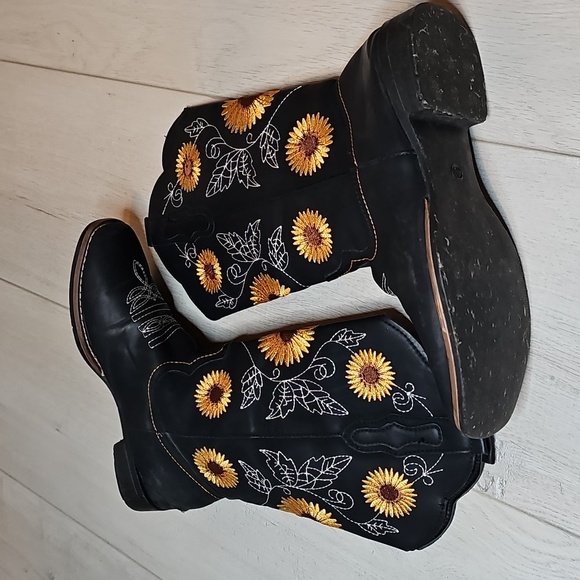 Sunflower Embroidered Cowboy Boots Black Faux Leather Size 40/US 8 (Runs Small) - Picture 5 of 9